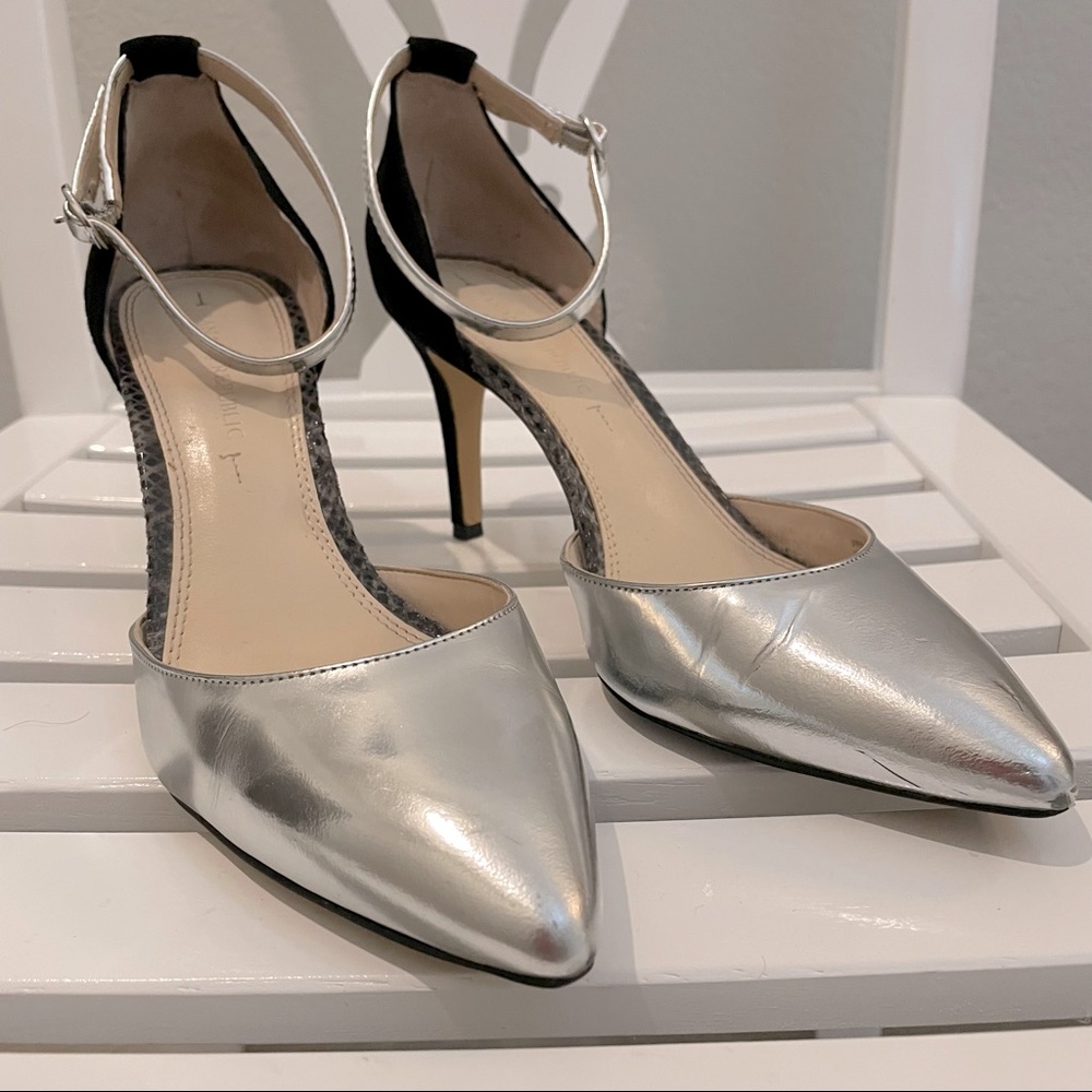 Banana Republic Super Cute and Versatile Tri-color Heels in Size 7.5